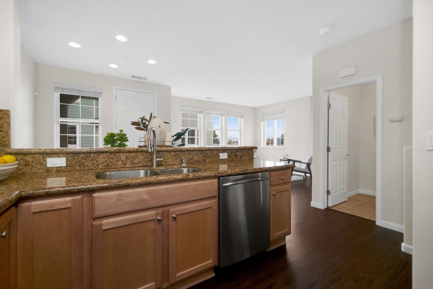 Detail Gallery Image 27 of 48 For 2502 Jetty Dr, Richmond,  CA 94804 - 2 Beds | 2/1 Baths