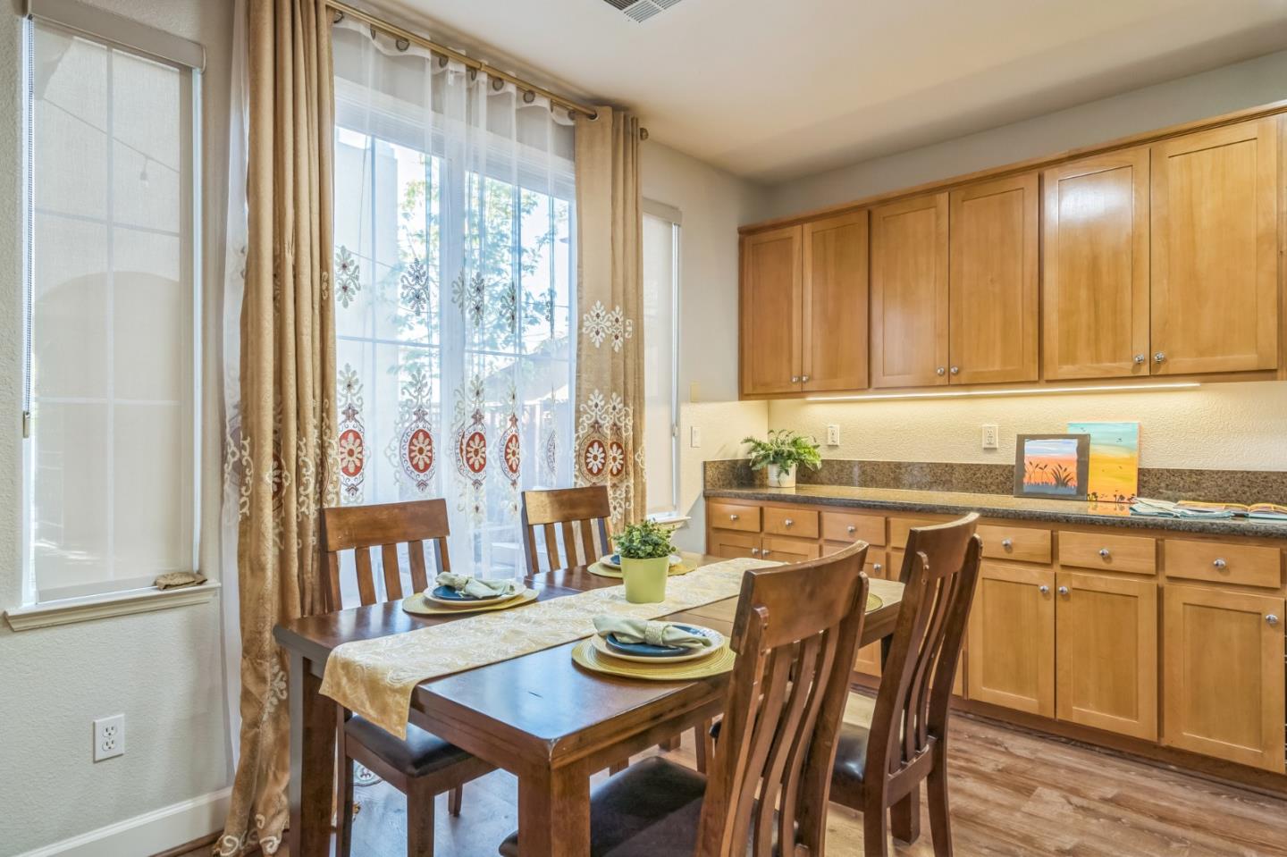 Detail Gallery Image 12 of 55 For 2371 Capistrello St, Dublin,  CA 94568 - 4 Beds | 3/1 Baths