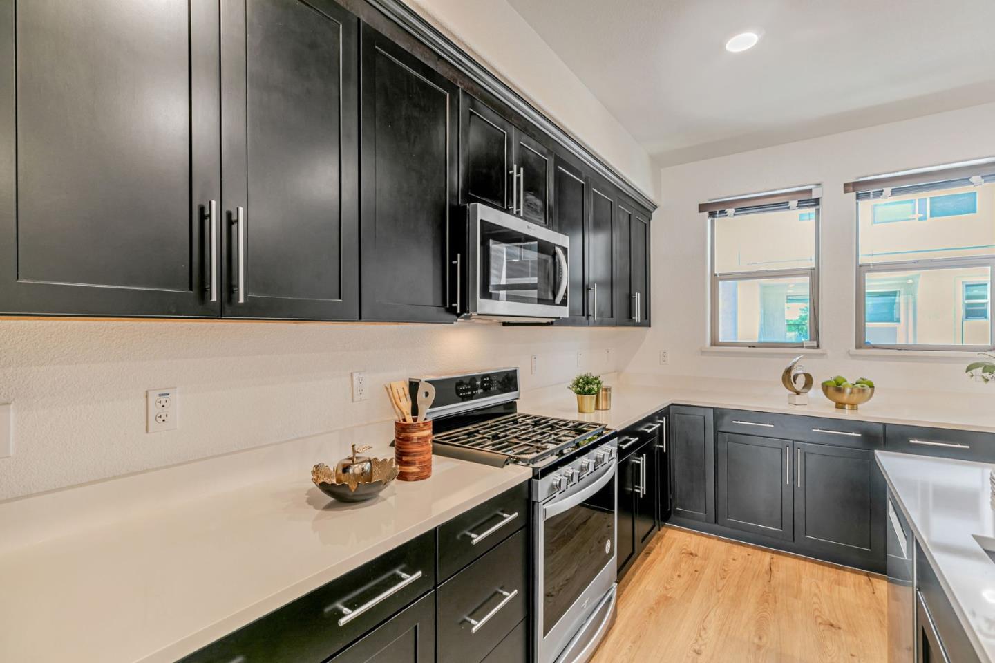 Detail Gallery Image 7 of 70 For 5765 Magnetic Loop, San Jose,  CA 95119 - 3 Beds | 3/1 Baths