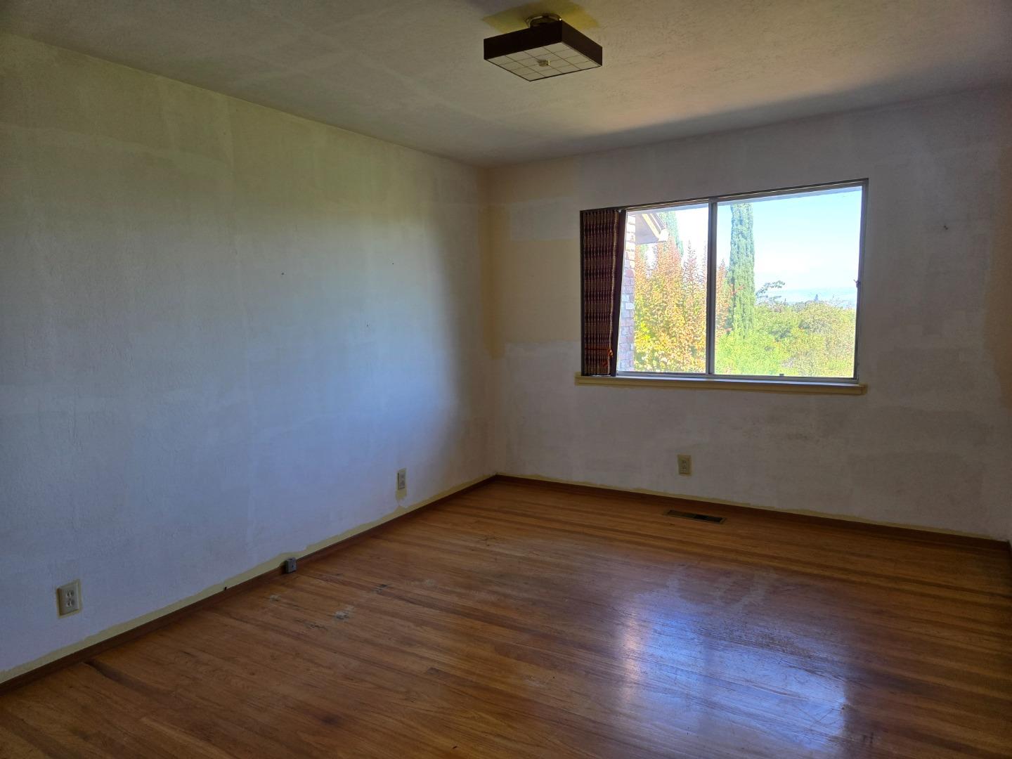 Detail Gallery Image 21 of 40 For 12130 Foothill Ln, Los Altos Hills,  CA 94022 - 4 Beds | 2/1 Baths