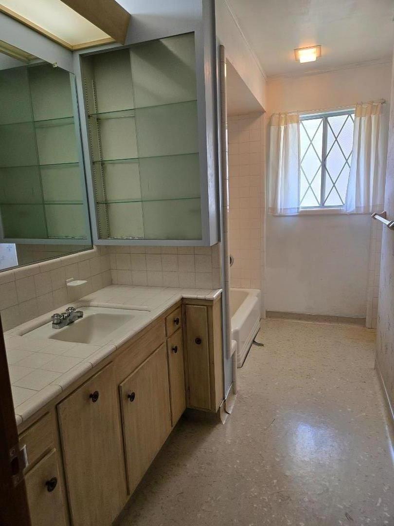 Detail Gallery Image 23 of 40 For 12130 Foothill Ln, Los Altos Hills,  CA 94022 - 4 Beds | 2/1 Baths