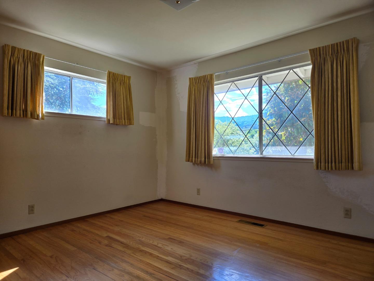 Detail Gallery Image 27 of 40 For 12130 Foothill Ln, Los Altos Hills,  CA 94022 - 4 Beds | 2/1 Baths