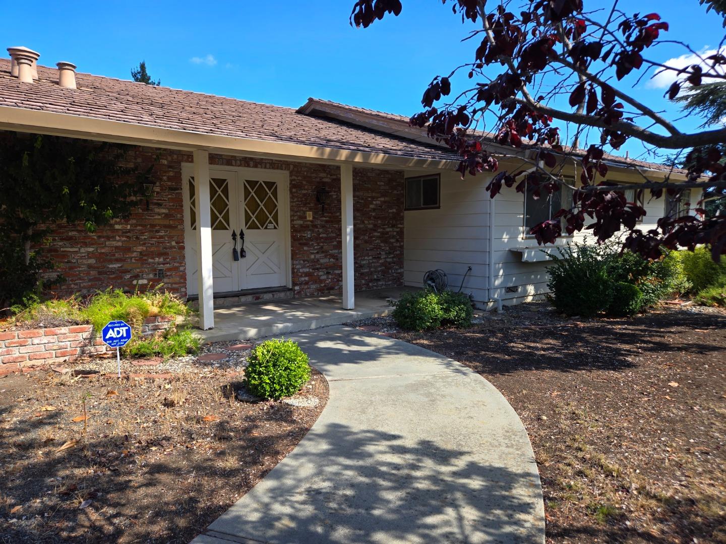 Detail Gallery Image 3 of 40 For 12130 Foothill Ln, Los Altos Hills,  CA 94022 - 4 Beds | 2/1 Baths