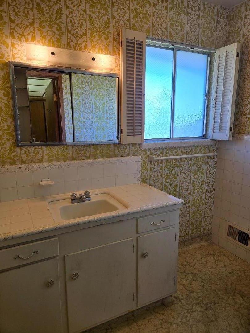 Detail Gallery Image 31 of 40 For 12130 Foothill Ln, Los Altos Hills,  CA 94022 - 4 Beds | 2/1 Baths