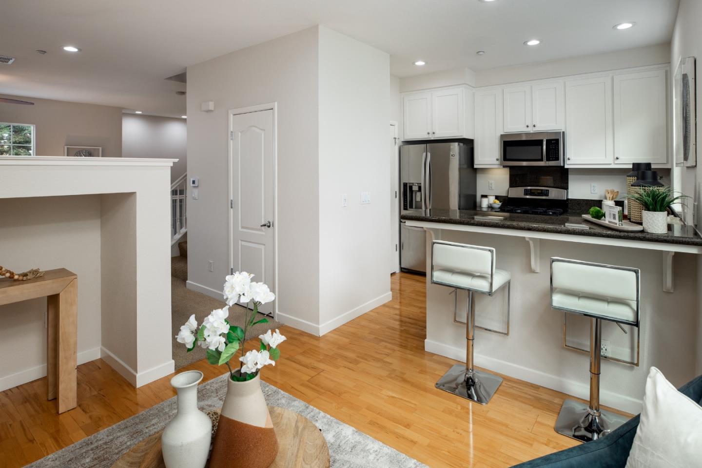 Detail Gallery Image 8 of 27 For 1129 Munich Ter, Sunnyvale,  CA 94089 - 3 Beds | 2/1 Baths