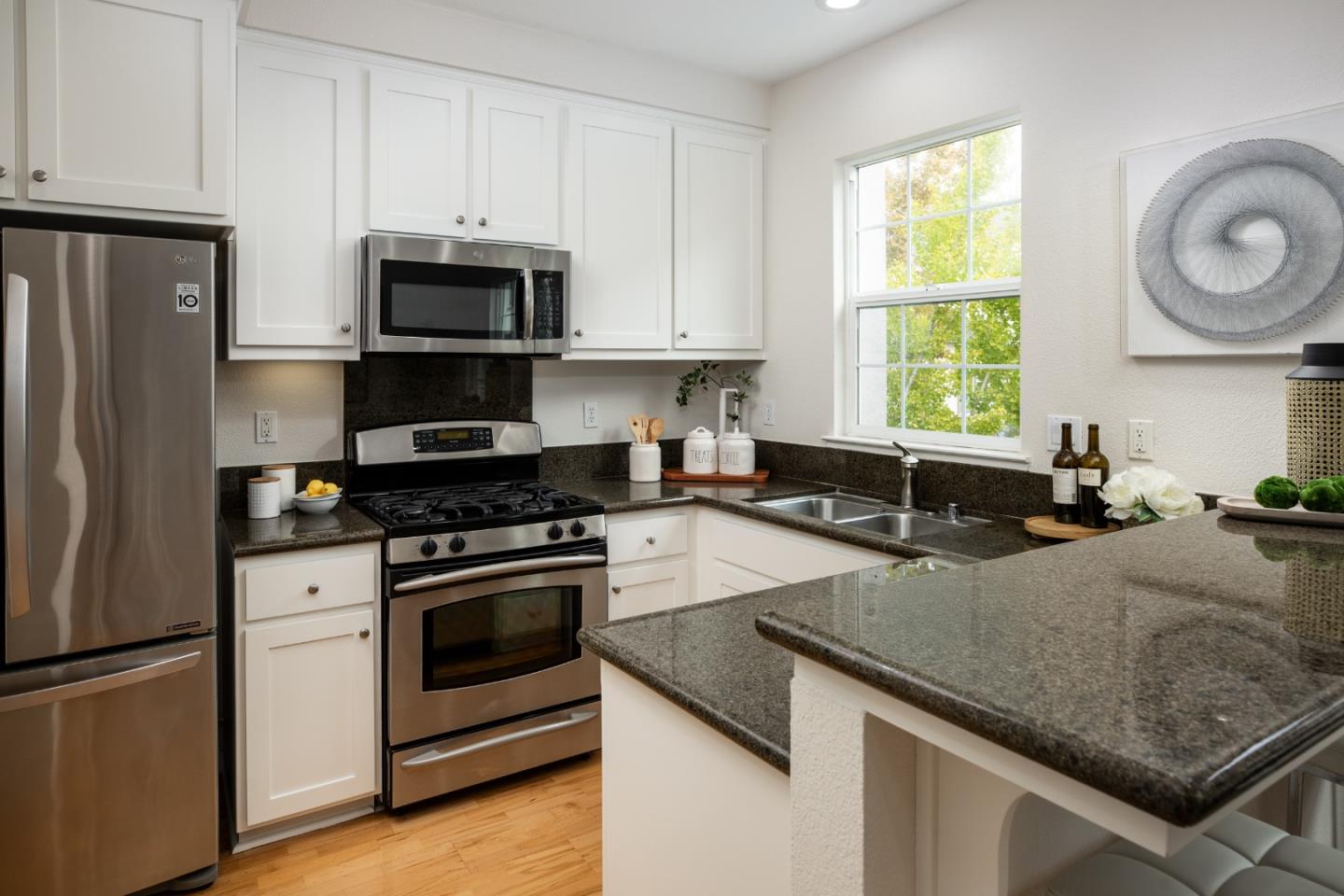 Detail Gallery Image 9 of 27 For 1129 Munich Ter, Sunnyvale,  CA 94089 - 3 Beds | 2/1 Baths