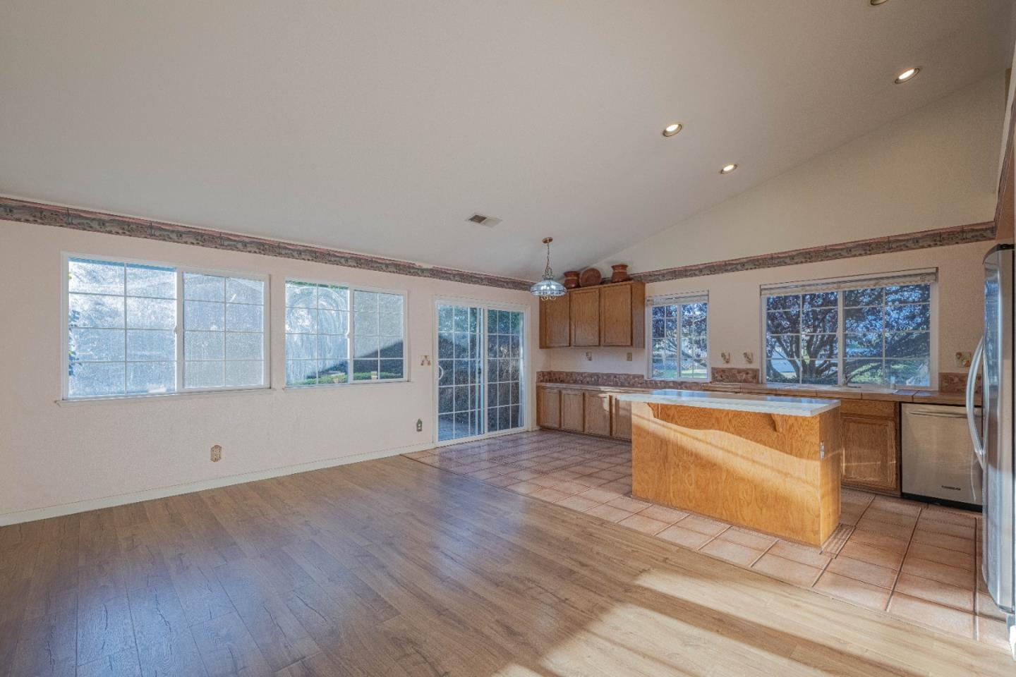 Detail Gallery Image 11 of 41 For 1050 Zinfandel Cir, Gonzales,  CA 93926 - 3 Beds | 2 Baths