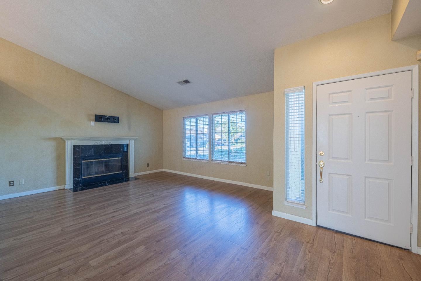 Detail Gallery Image 7 of 41 For 1050 Zinfandel Cir, Gonzales,  CA 93926 - 3 Beds | 2 Baths