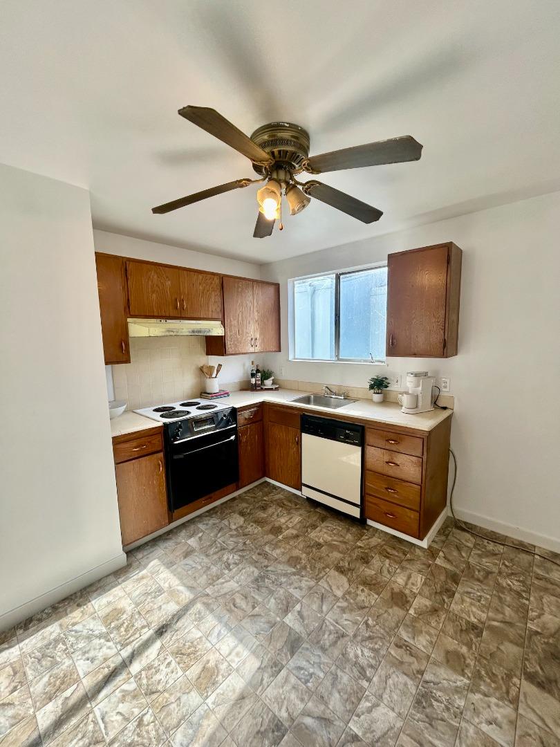 Detail Gallery Image 10 of 22 For 265 Crestmoor Cir, Pacifica,  CA 94044 - 3 Beds | 1 Baths