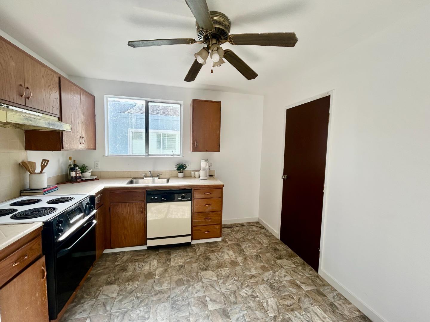 Detail Gallery Image 11 of 22 For 265 Crestmoor Cir, Pacifica,  CA 94044 - 3 Beds | 1 Baths