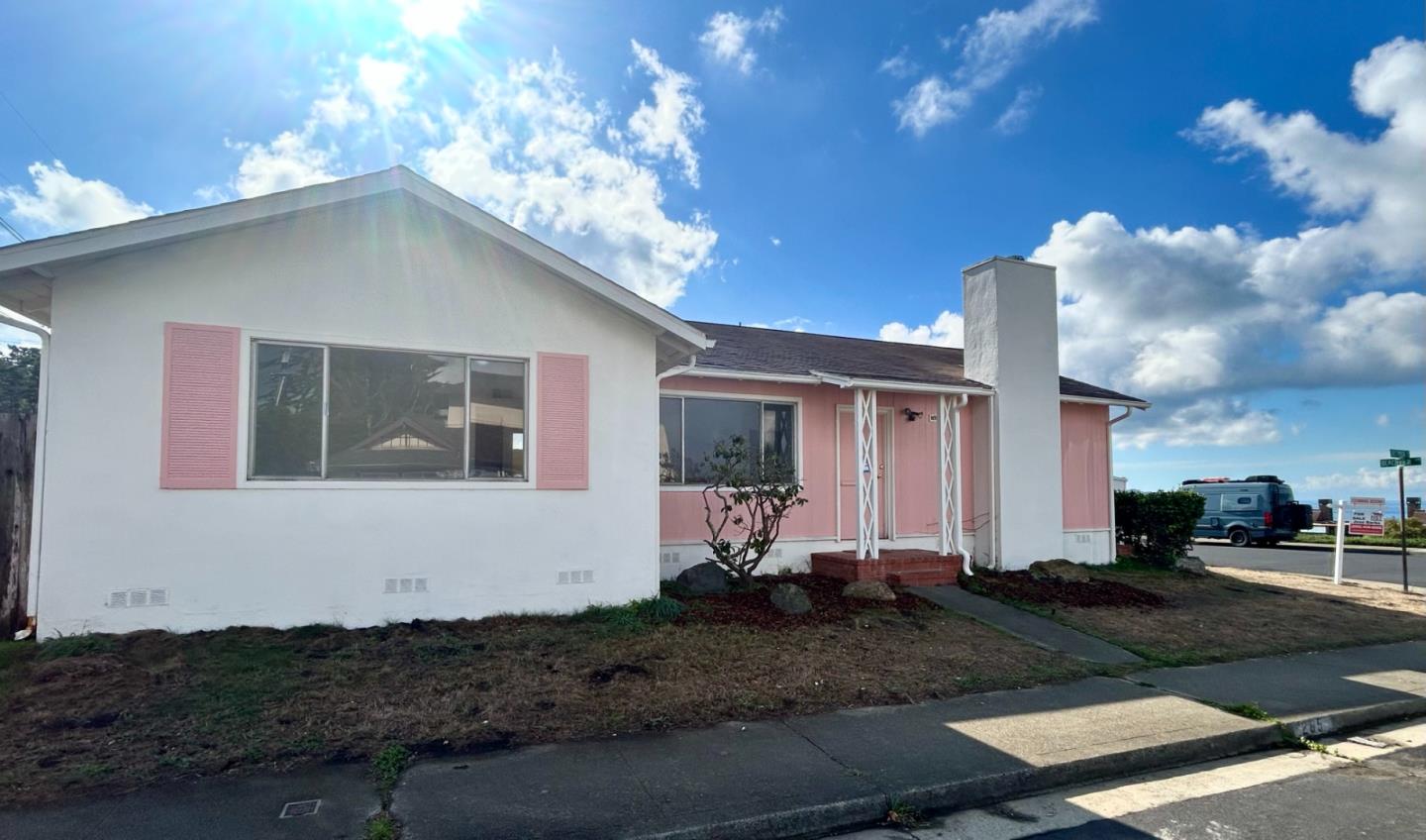 Detail Gallery Image 2 of 22 For 265 Crestmoor Cir, Pacifica,  CA 94044 - 3 Beds | 1 Baths