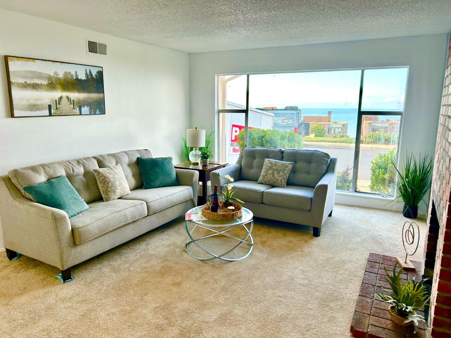 Detail Gallery Image 3 of 22 For 265 Crestmoor Cir, Pacifica,  CA 94044 - 3 Beds | 1 Baths