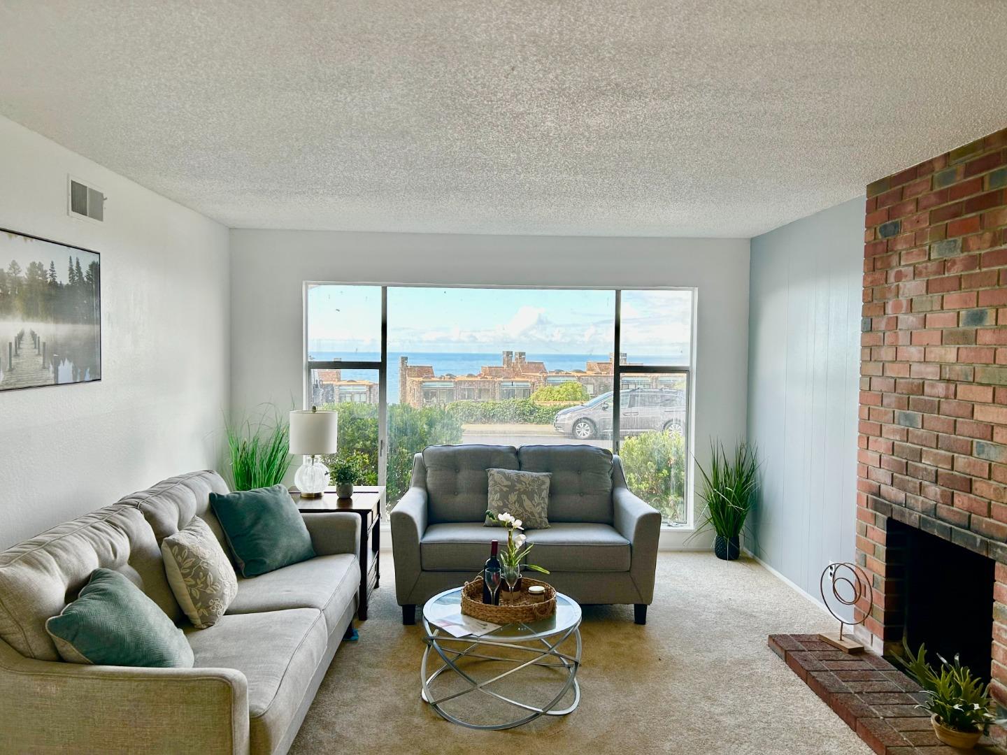 Detail Gallery Image 4 of 22 For 265 Crestmoor Cir, Pacifica,  CA 94044 - 3 Beds | 1 Baths