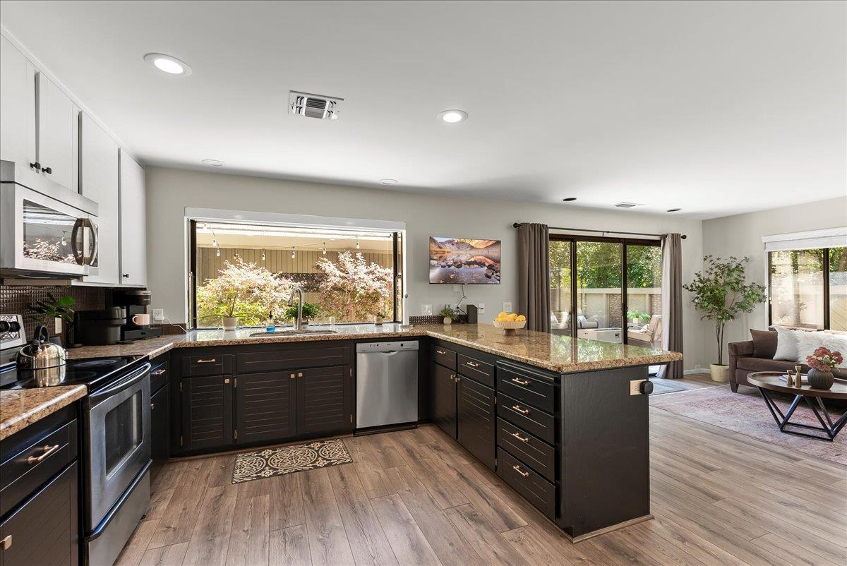 Detail Gallery Image 11 of 37 For 2133 Gold Rush Dr, Gold River,  CA 95670 - 3 Beds | 2/1 Baths