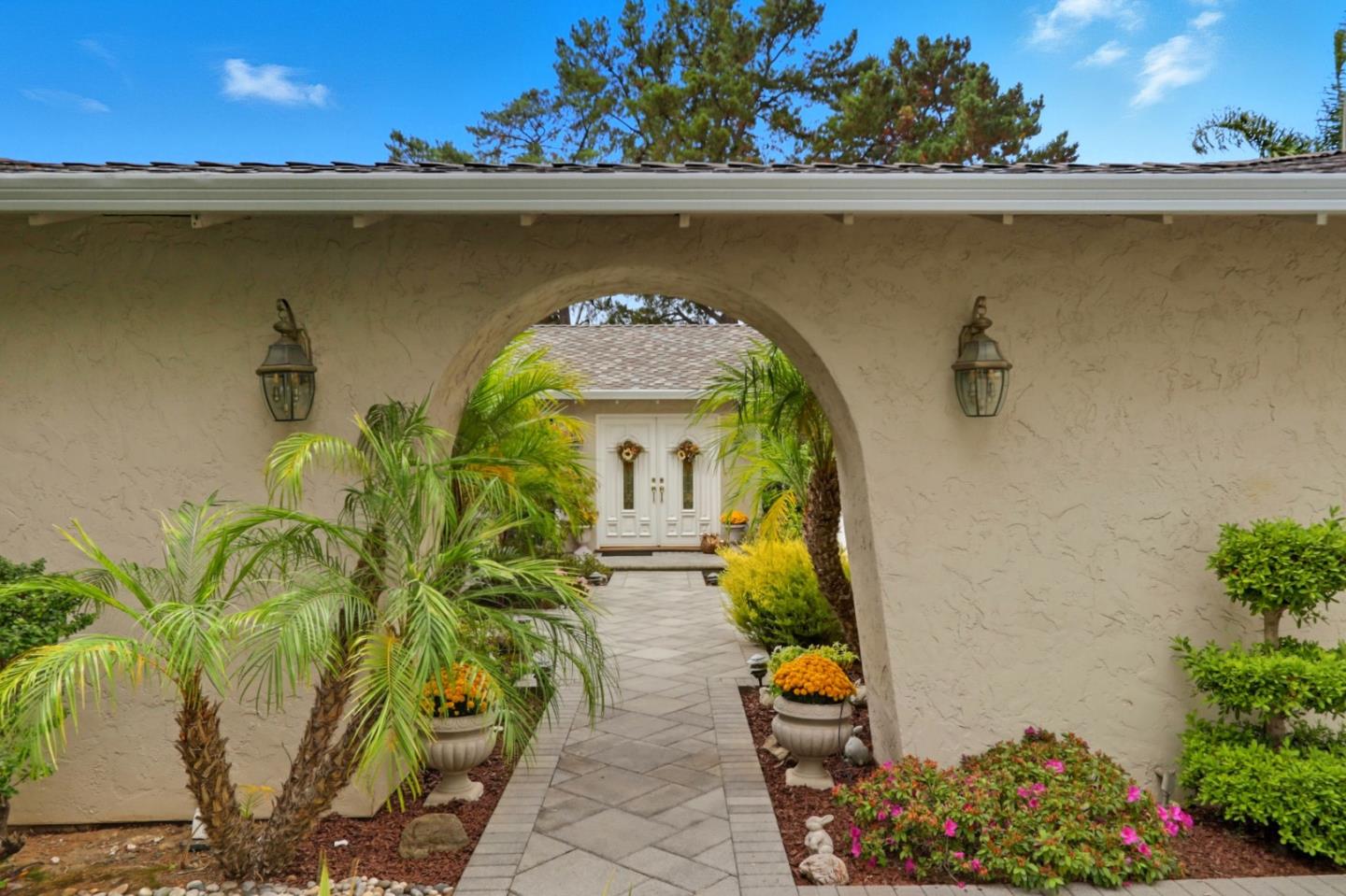 Detail Gallery Image 2 of 67 For 10143 Hillcrest Rd, Cupertino,  CA 95014 - 4 Beds | 2/1 Baths