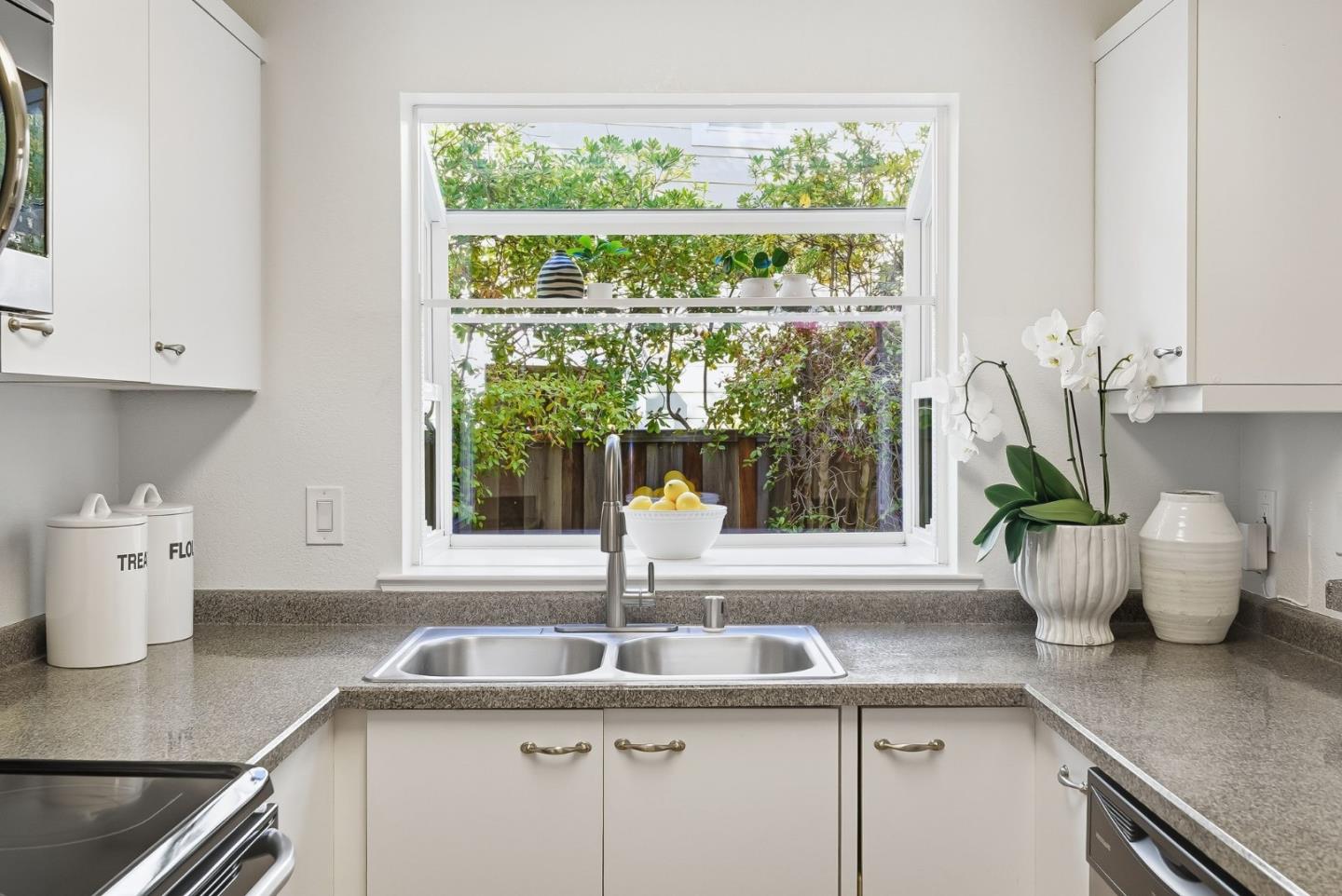 Detail Gallery Image 7 of 30 For 181 Ada Ave #29,  Mountain View,  CA 94043 - 2 Beds | 2/1 Baths