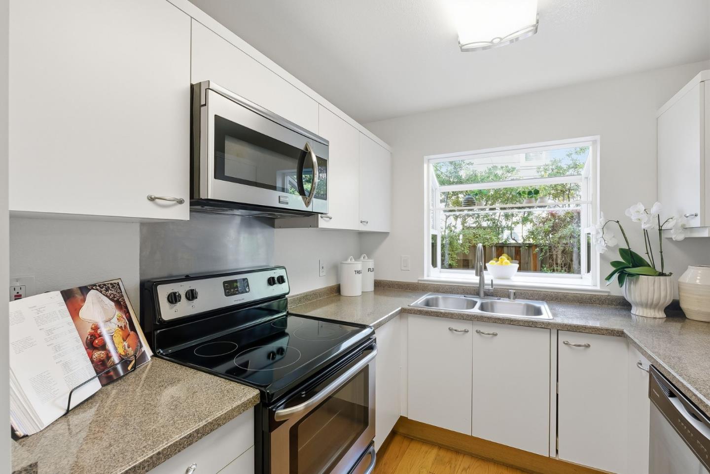 Detail Gallery Image 8 of 30 For 181 Ada Ave #29,  Mountain View,  CA 94043 - 2 Beds | 2/1 Baths