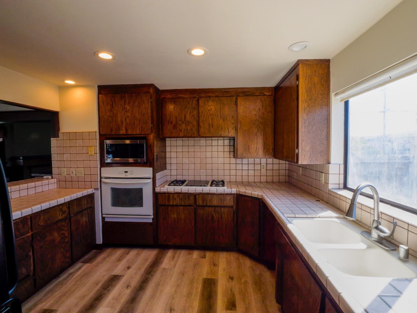 Detail Gallery Image 18 of 42 For 441 Center St, Watsonville,  CA 95076 - 6 Beds | 3/2 Baths