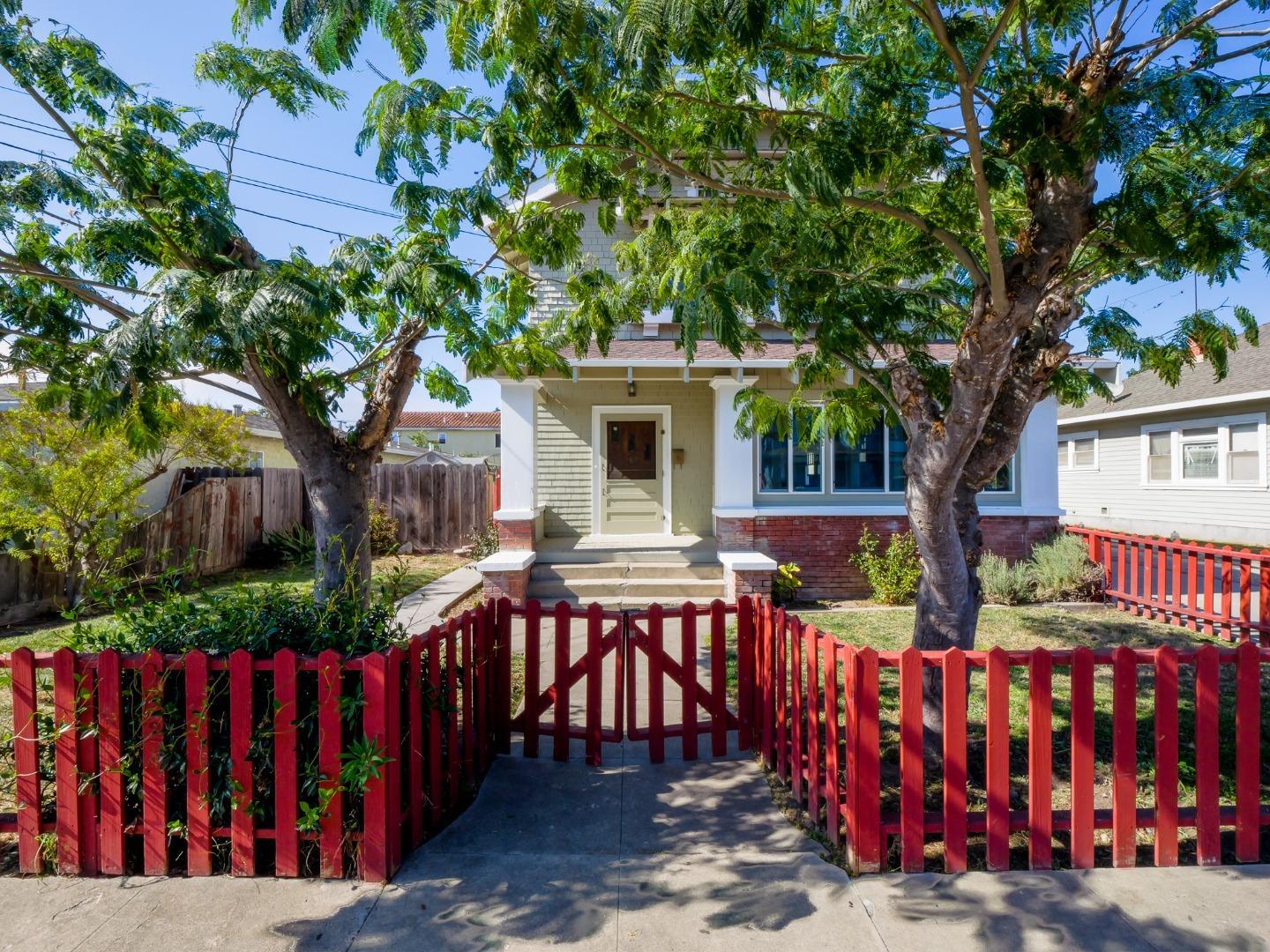 Detail Gallery Image 3 of 42 For 441 Center St, Watsonville,  CA 95076 - 6 Beds | 3/2 Baths