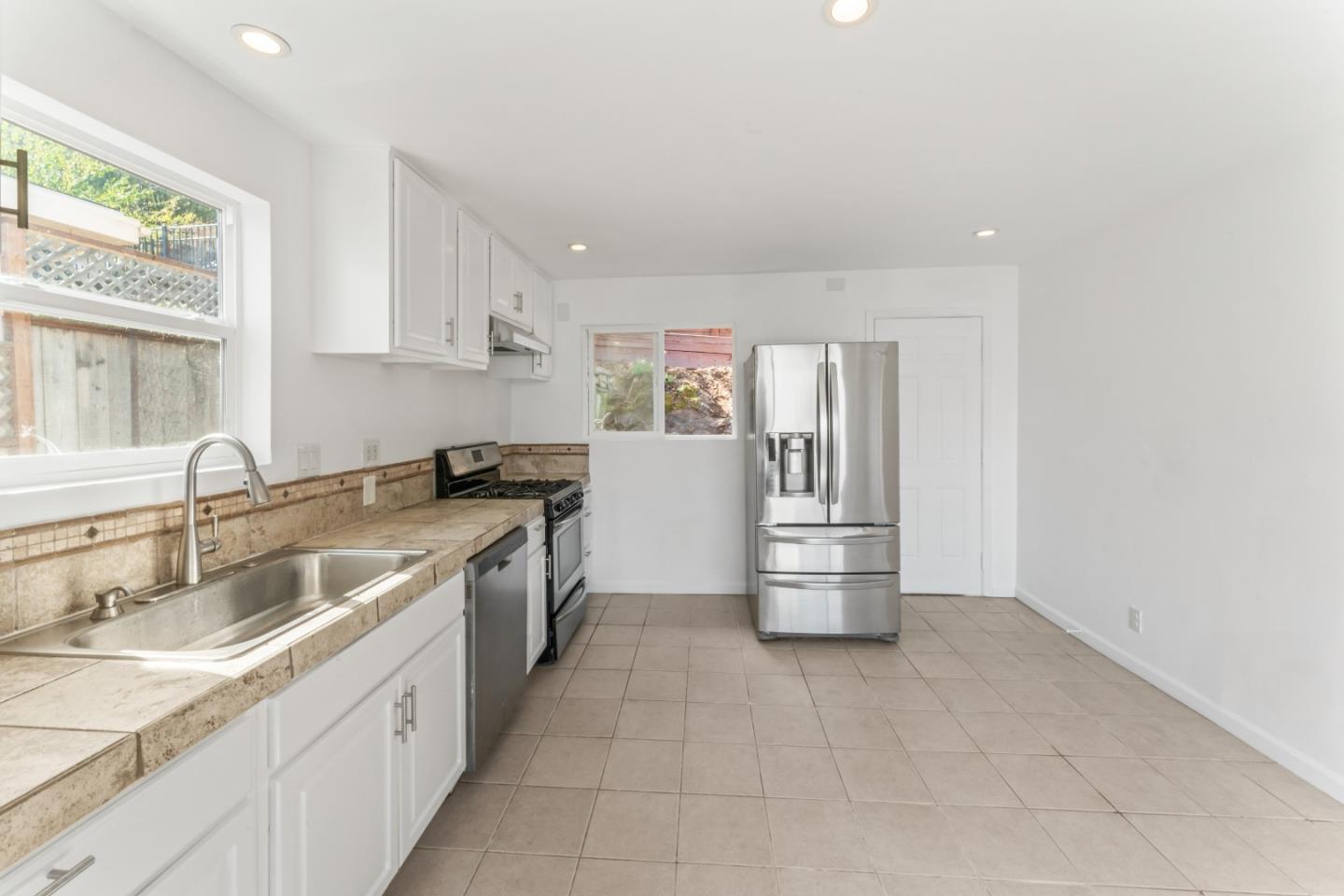 Detail Gallery Image 10 of 18 For 25 Gladys Ave, Brisbane,  CA 94005 - 3 Beds | 2 Baths