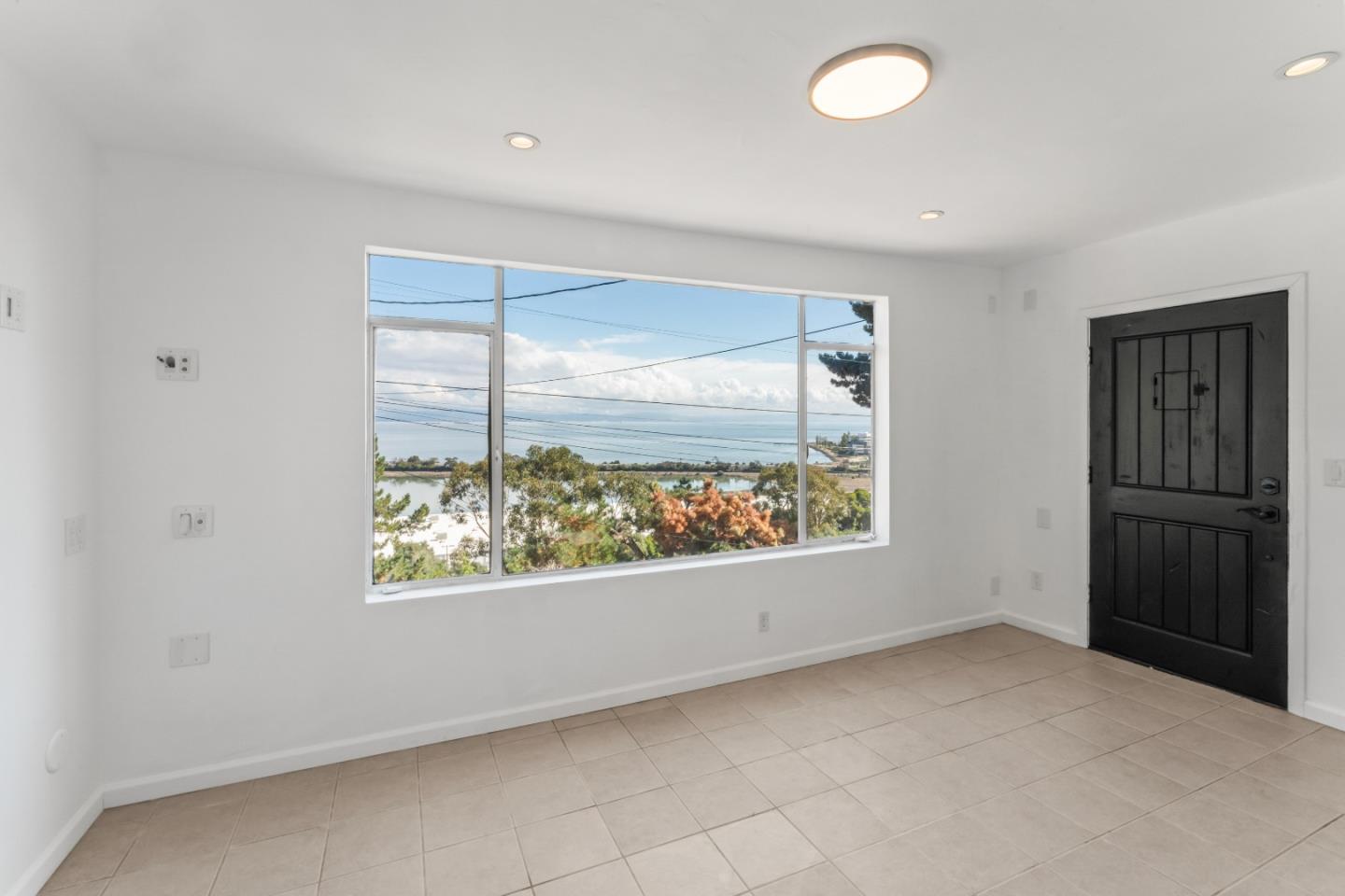 Detail Gallery Image 4 of 18 For 25 Gladys Ave, Brisbane,  CA 94005 - 3 Beds | 2 Baths