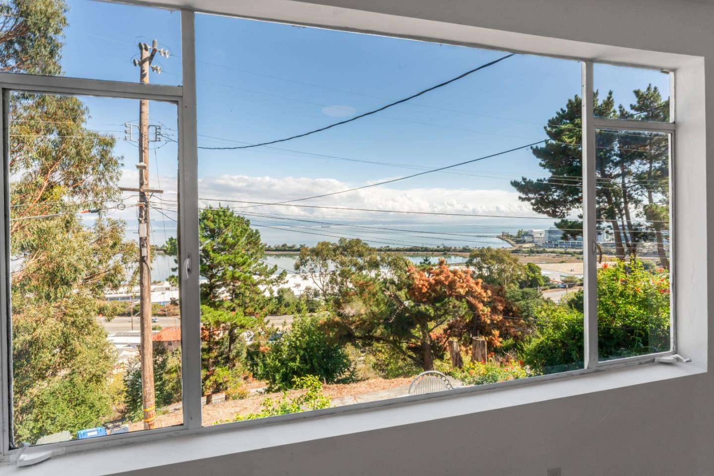 Detail Gallery Image 7 of 18 For 25 Gladys Ave, Brisbane,  CA 94005 - 3 Beds | 2 Baths