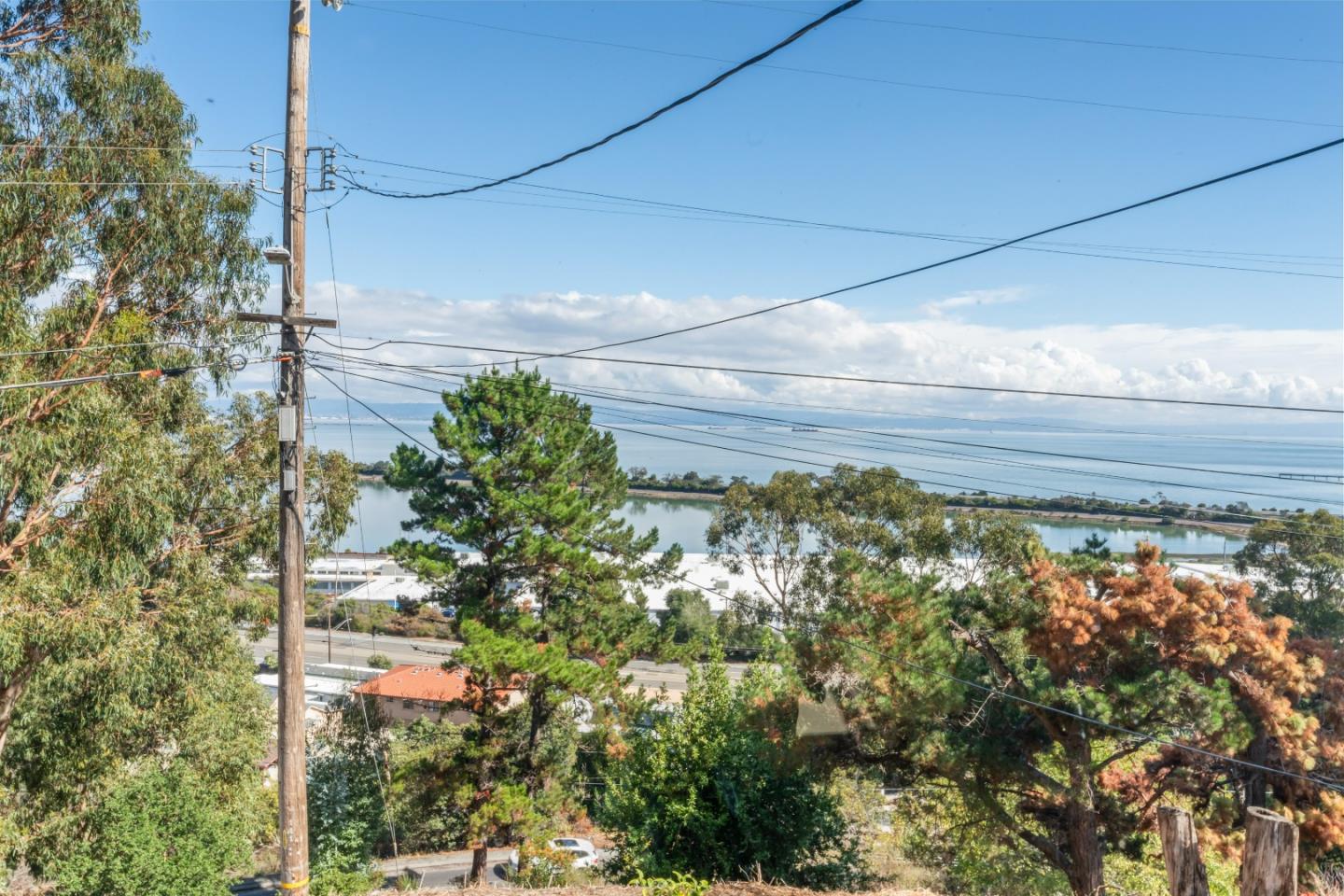 Detail Gallery Image 8 of 18 For 25 Gladys Ave, Brisbane,  CA 94005 - 3 Beds | 2 Baths