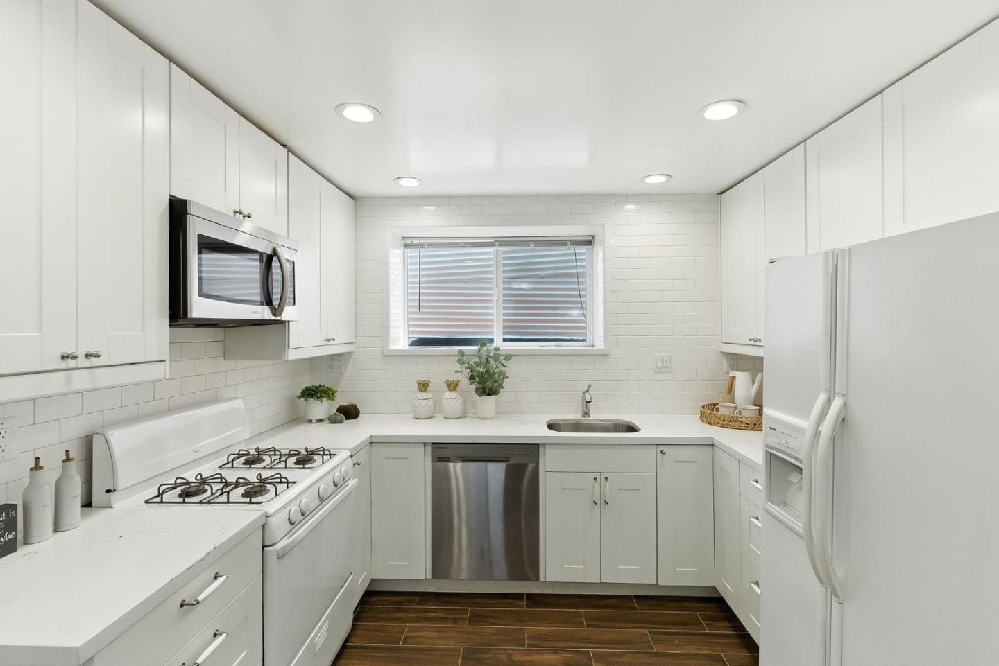 Detail Gallery Image 20 of 72 For 54 Eastwood Dr, San Francisco,  CA 94112 - 6 Beds | 6 Baths