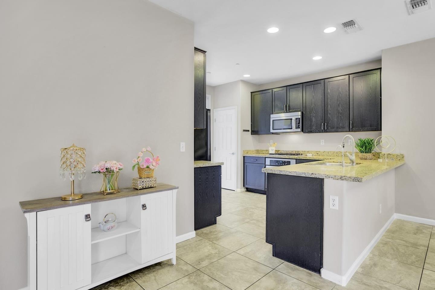 Detail Gallery Image 10 of 37 For 7934 Spanish Oak Cir, Gilroy,  CA 95020 - 3 Beds | 2/1 Baths