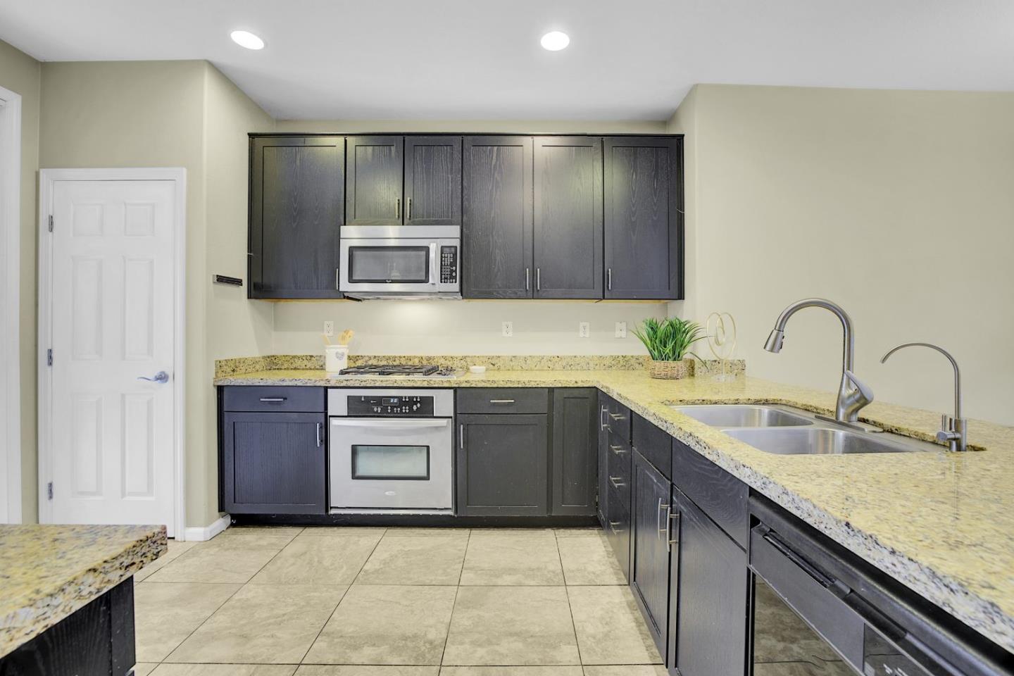 Detail Gallery Image 11 of 37 For 7934 Spanish Oak Cir, Gilroy,  CA 95020 - 3 Beds | 2/1 Baths