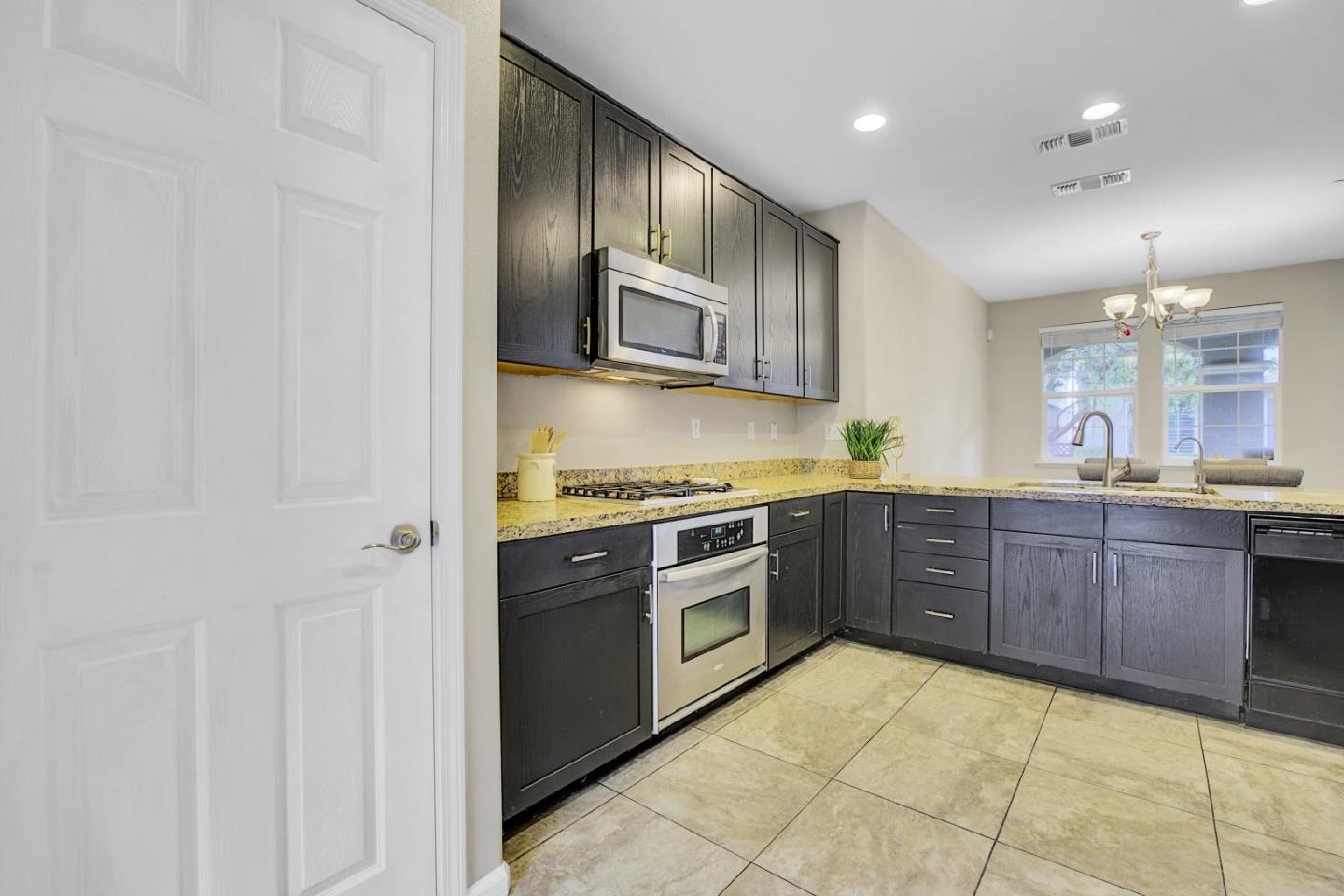Detail Gallery Image 13 of 37 For 7934 Spanish Oak Cir, Gilroy,  CA 95020 - 3 Beds | 2/1 Baths