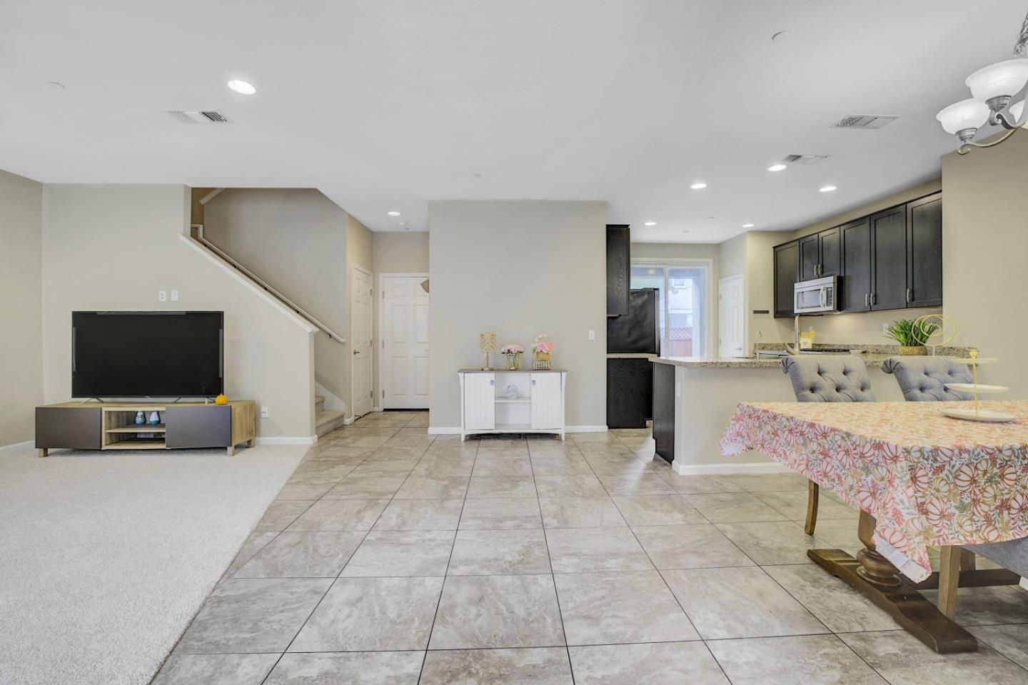 Detail Gallery Image 3 of 37 For 7934 Spanish Oak Cir, Gilroy,  CA 95020 - 3 Beds | 2/1 Baths