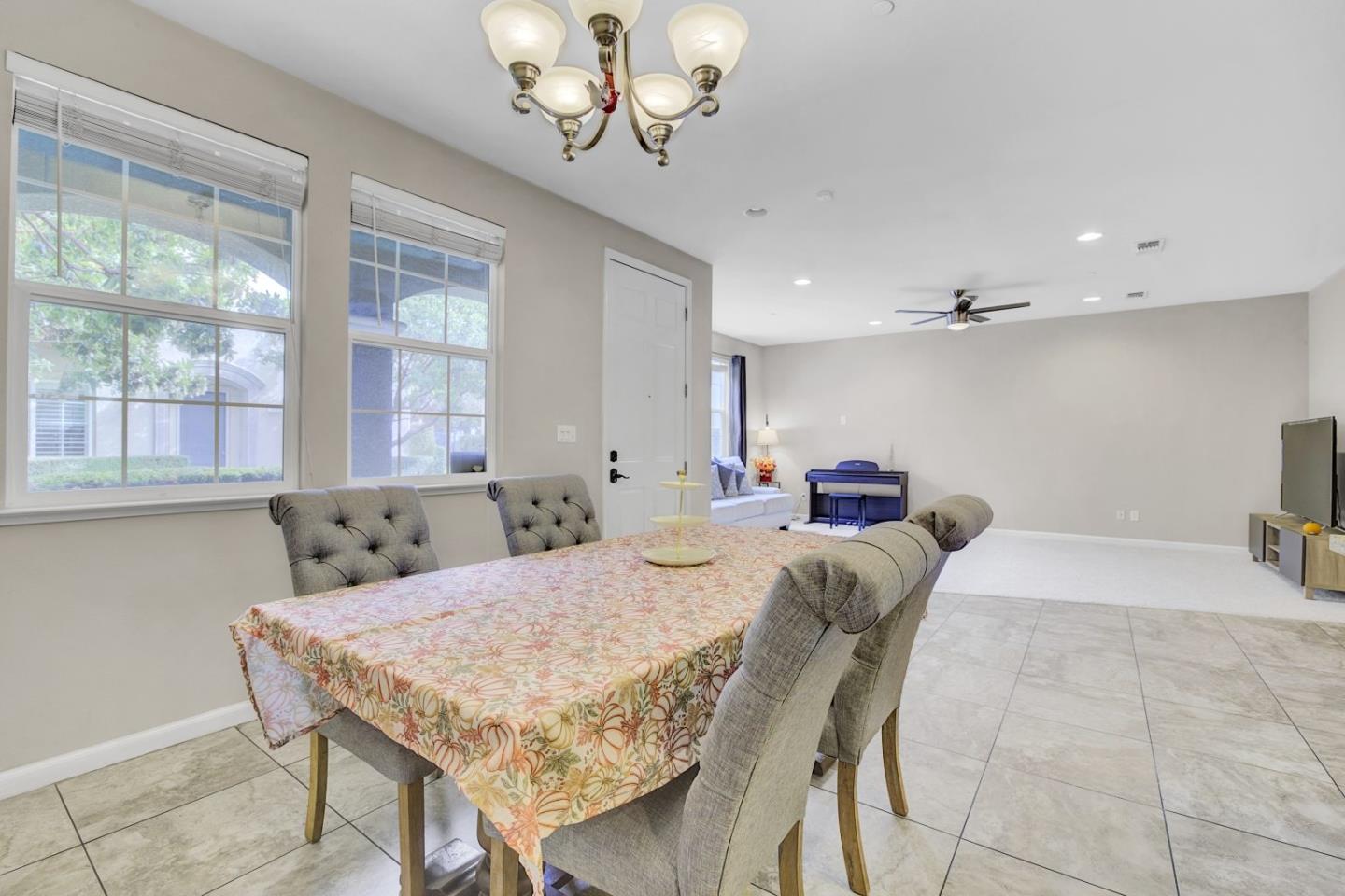 Detail Gallery Image 5 of 37 For 7934 Spanish Oak Cir, Gilroy,  CA 95020 - 3 Beds | 2/1 Baths