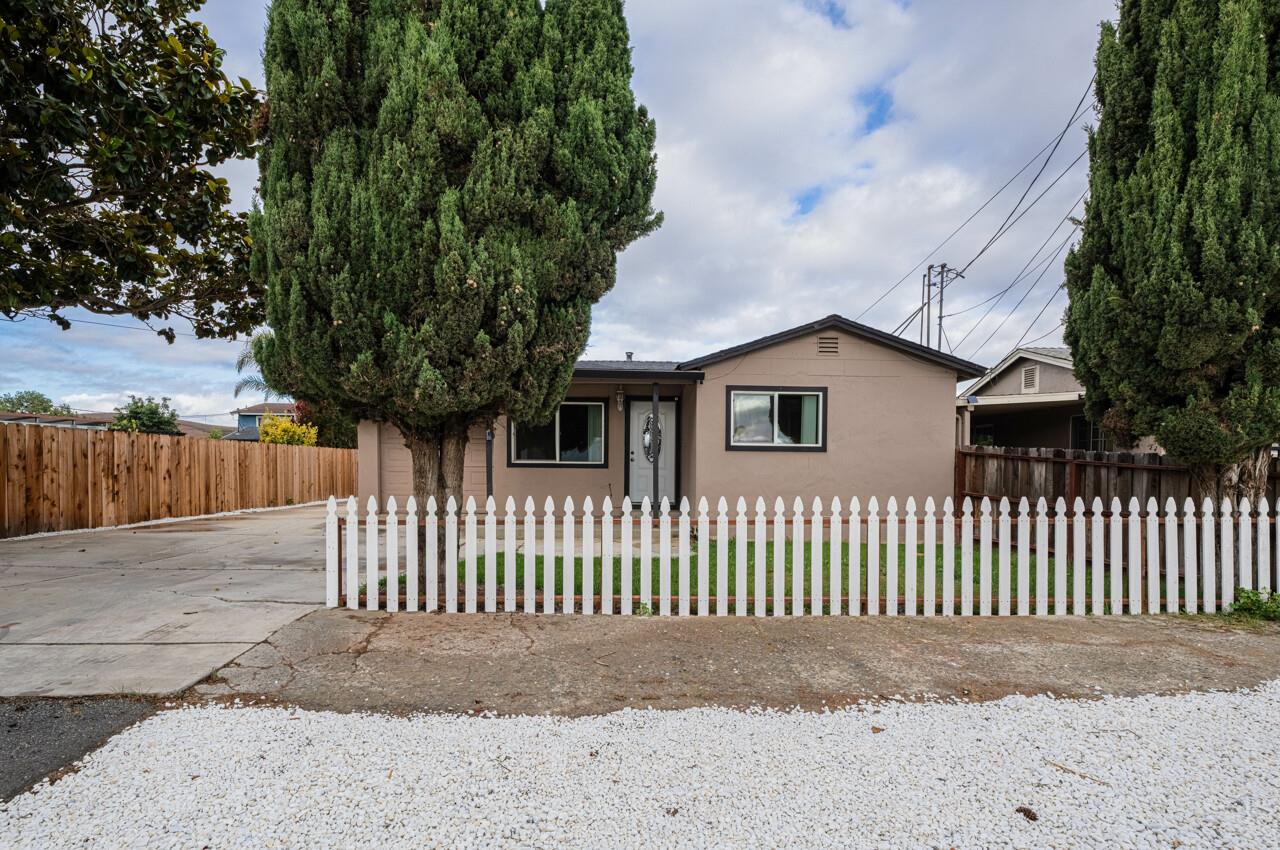 Detail Gallery Image 2 of 37 For 420 Front Bridgevale Rd, Hollister,  CA 95023 - 4 Beds | 2 Baths