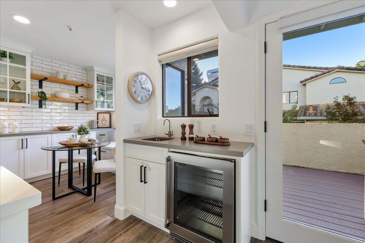 Detail Gallery Image 4 of 32 For 17 Iris Ln, San Carlos,  CA 94070 - 3 Beds | 2/1 Baths