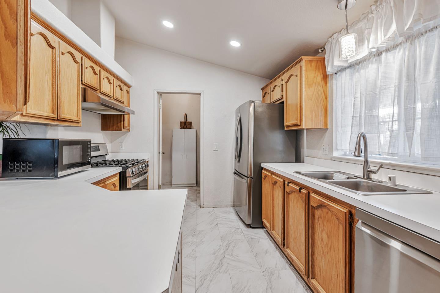 Detail Gallery Image 10 of 46 For 1580 Balein Ct #14,  Hayward,  CA 94544 - 3 Beds | 2 Baths