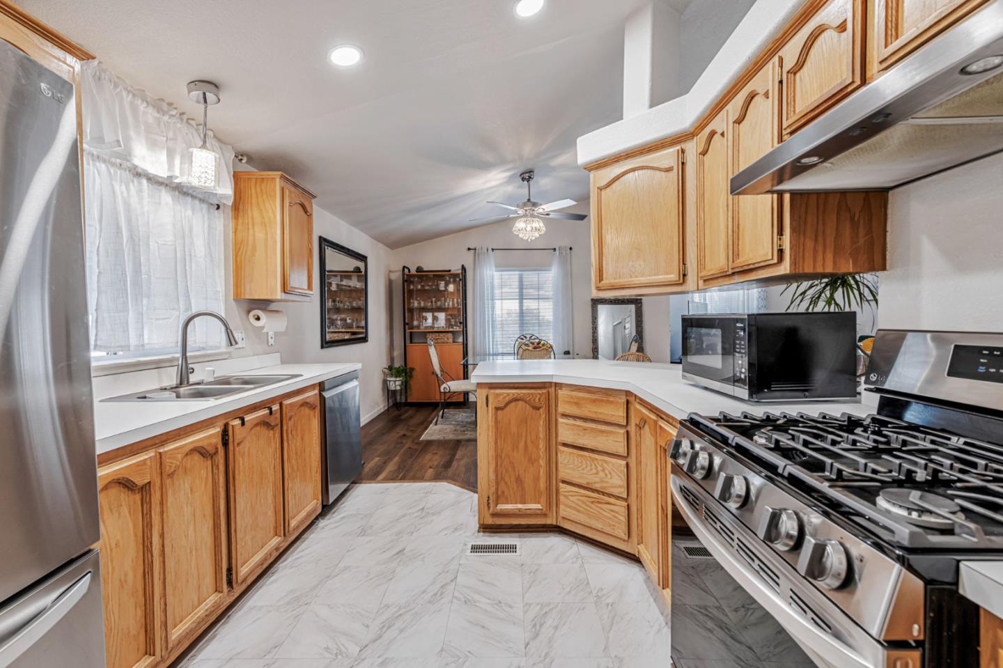 Detail Gallery Image 13 of 46 For 1580 Balein Ct #14,  Hayward,  CA 94544 - 3 Beds | 2 Baths