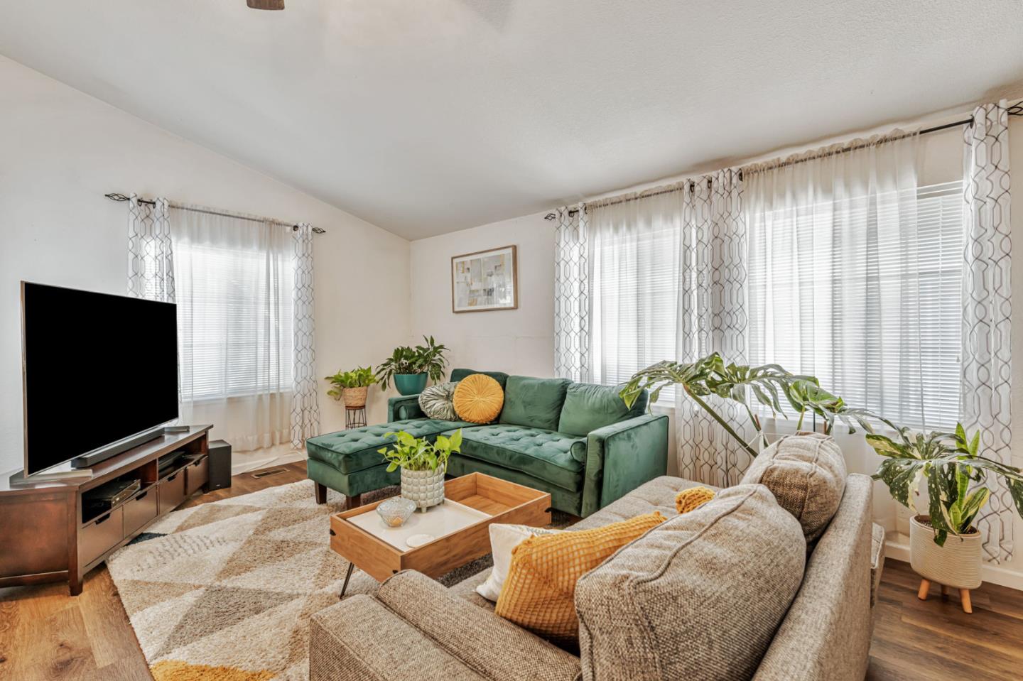 Detail Gallery Image 4 of 46 For 1580 Balein Ct #14,  Hayward,  CA 94544 - 3 Beds | 2 Baths