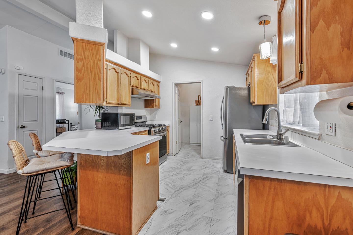 Detail Gallery Image 9 of 46 For 1580 Balein Ct #14,  Hayward,  CA 94544 - 3 Beds | 2 Baths