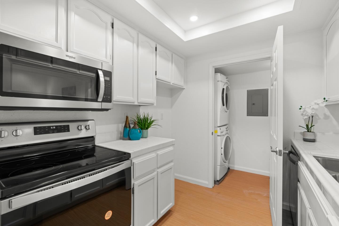 Detail Gallery Image 4 of 13 For 5981 Lake Hennessy Ct, San Jose,  CA 95123 - 2 Beds | 2 Baths