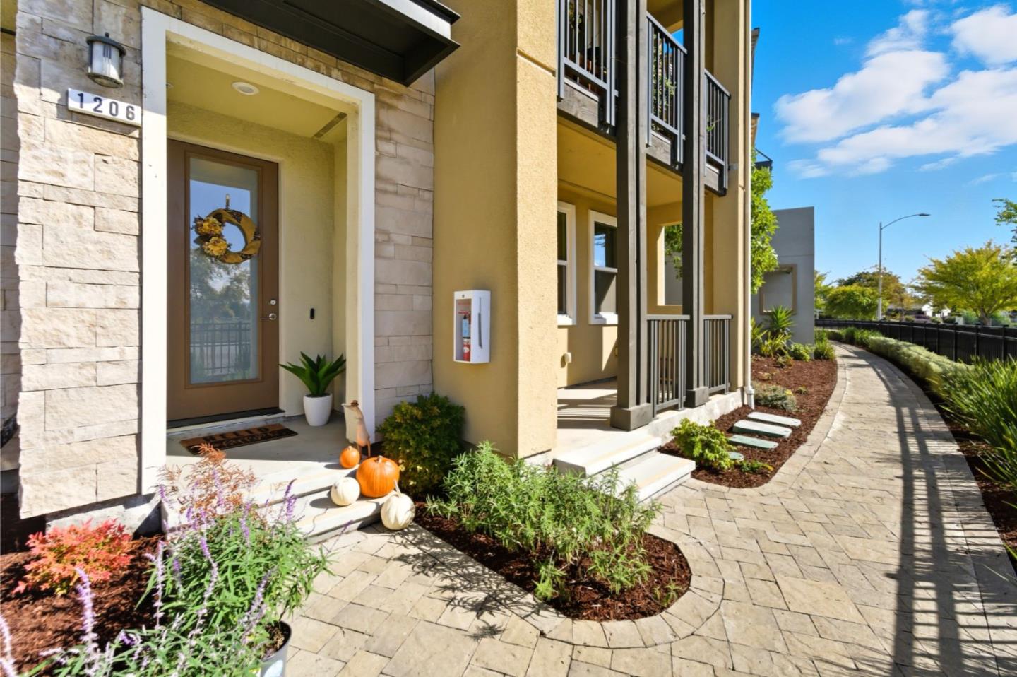 Detail Gallery Image 3 of 31 For 1206 California Cir, Milpitas,  CA 95035 - 2 Beds | 2/1 Baths