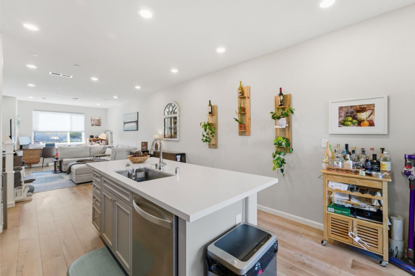 Detail Gallery Image 8 of 31 For 1206 California Cir, Milpitas,  CA 95035 - 2 Beds | 2/1 Baths