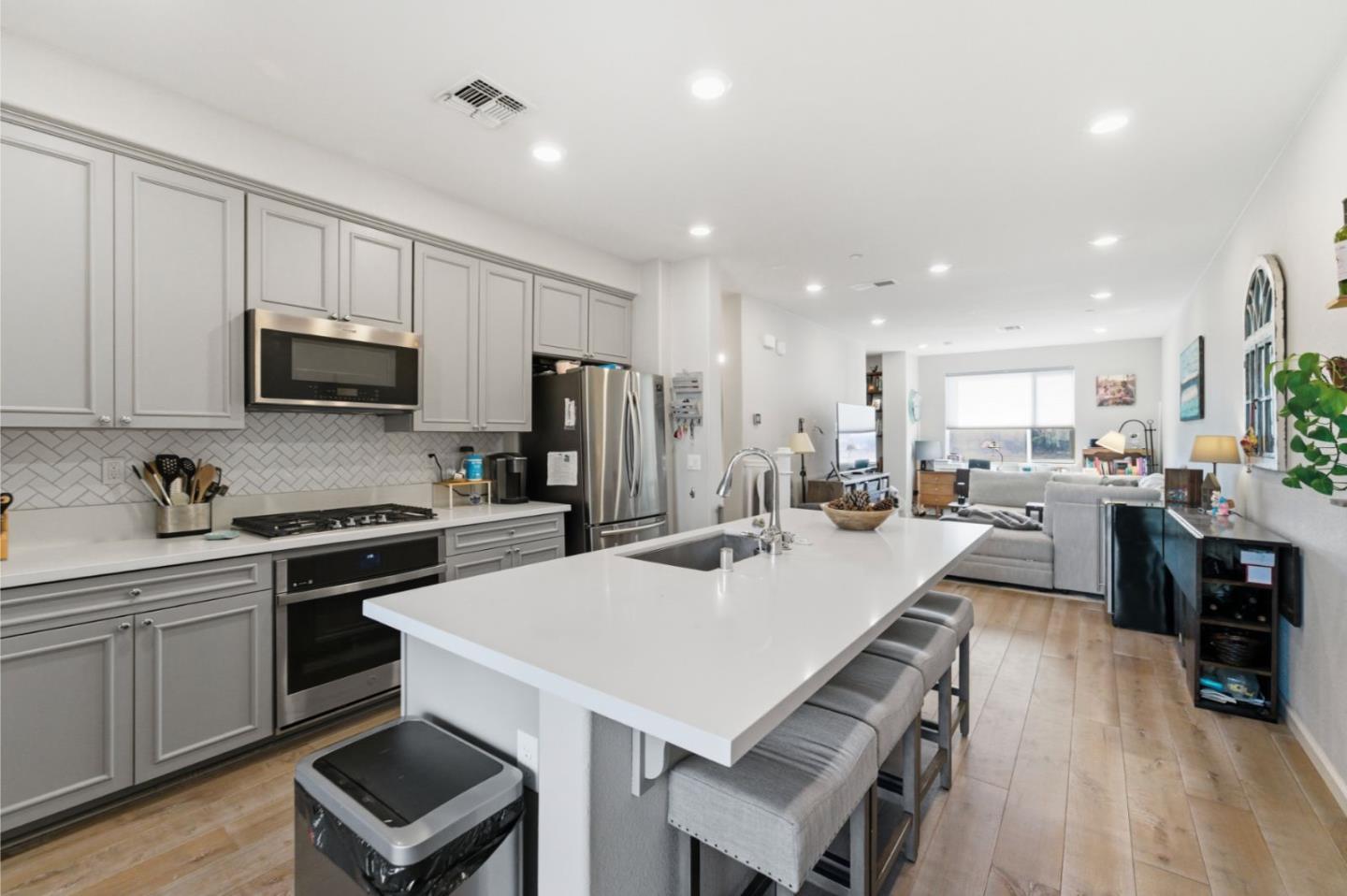 Detail Gallery Image 9 of 31 For 1206 California Cir, Milpitas,  CA 95035 - 2 Beds | 2/1 Baths