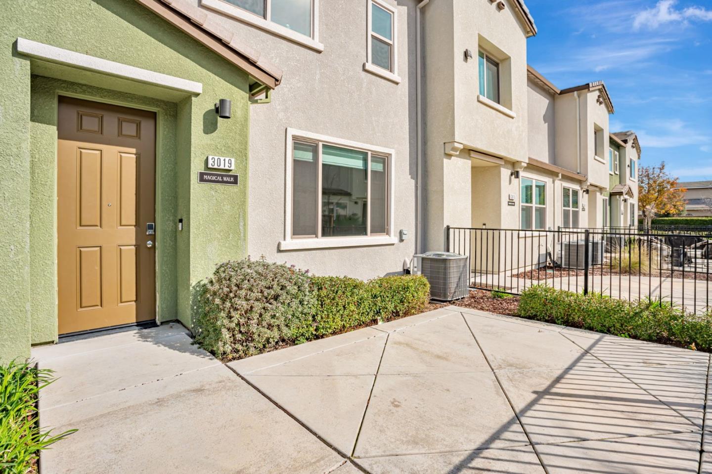 Detail Gallery Image 2 of 14 For 3019 Magical Walk, Sacramento,  CA 95835 - 3 Beds | 2/1 Baths