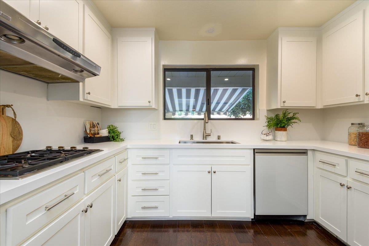 Detail Gallery Image 5 of 26 For 3647 Jefferson Ave, Redwood City,  CA 94062 - 3 Beds | 2 Baths