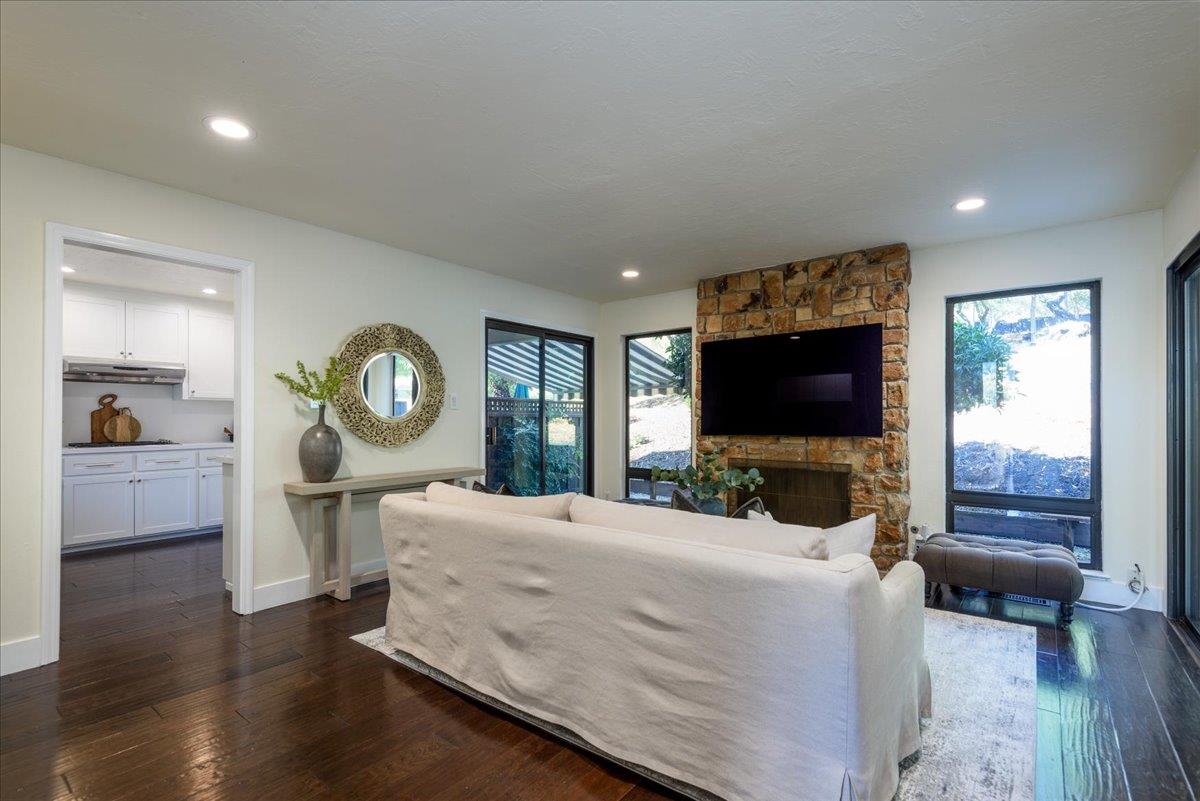 Detail Gallery Image 8 of 26 For 3647 Jefferson Ave, Redwood City,  CA 94062 - 3 Beds | 2 Baths