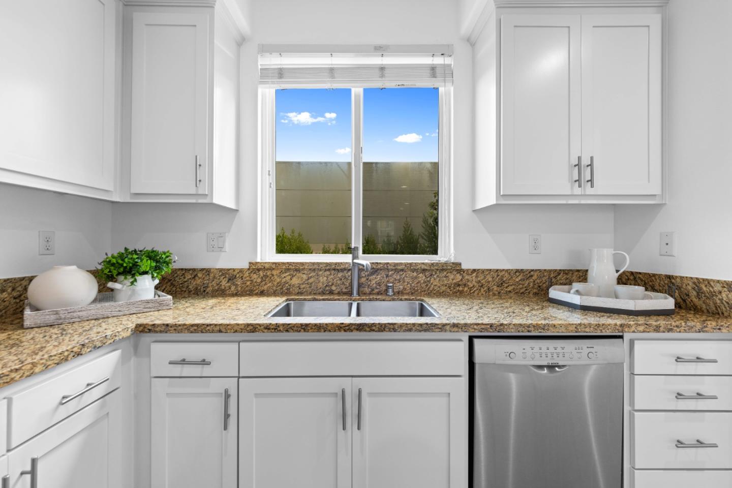 Detail Gallery Image 10 of 28 For 856 Sycamore Loop, Mountain View,  CA 94043 - 4 Beds | 3/1 Baths