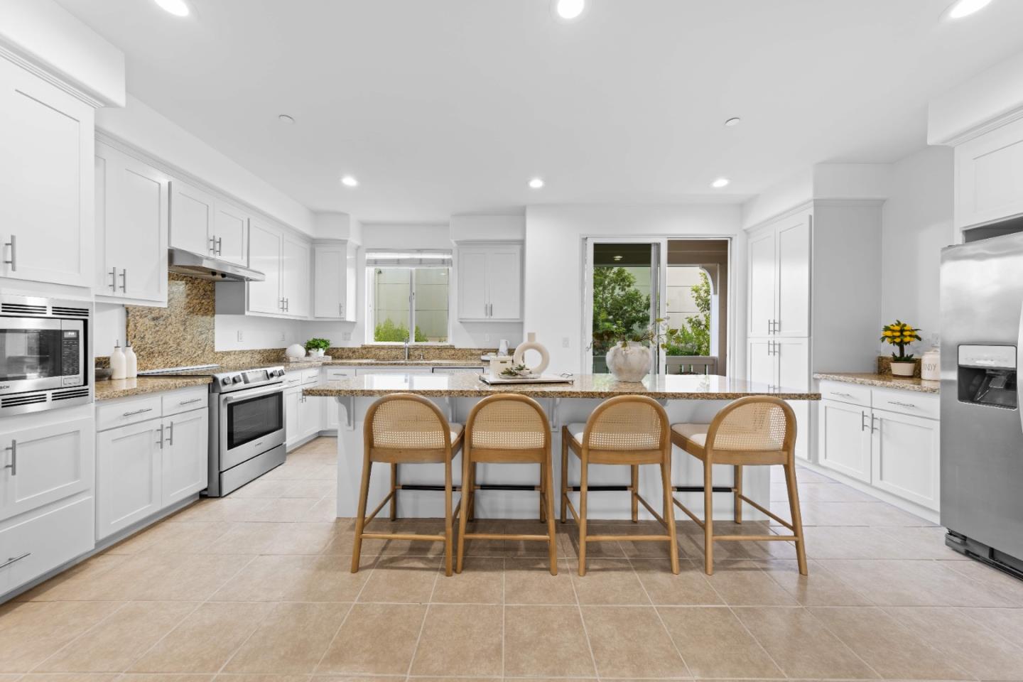 Detail Gallery Image 6 of 28 For 856 Sycamore Loop, Mountain View,  CA 94043 - 4 Beds | 3/1 Baths