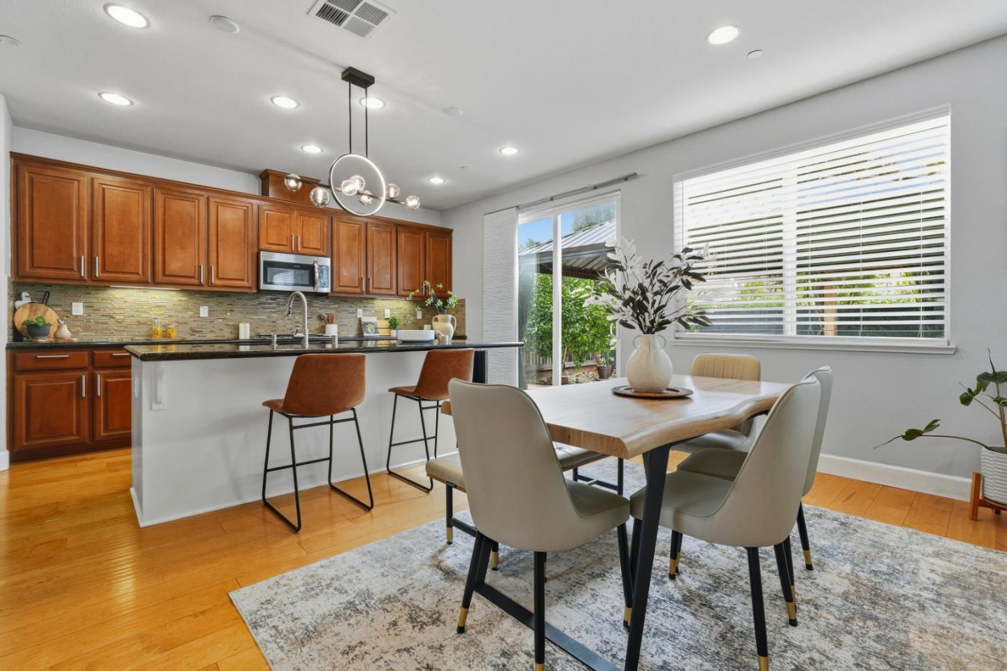 Detail Gallery Image 10 of 43 For 264 Windsong Way, Gilroy,  CA 95020 - 4 Beds | 3 Baths