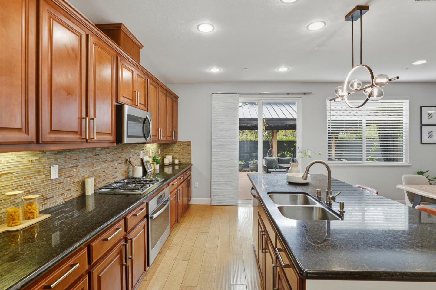 Detail Gallery Image 14 of 43 For 264 Windsong Way, Gilroy,  CA 95020 - 4 Beds | 3 Baths